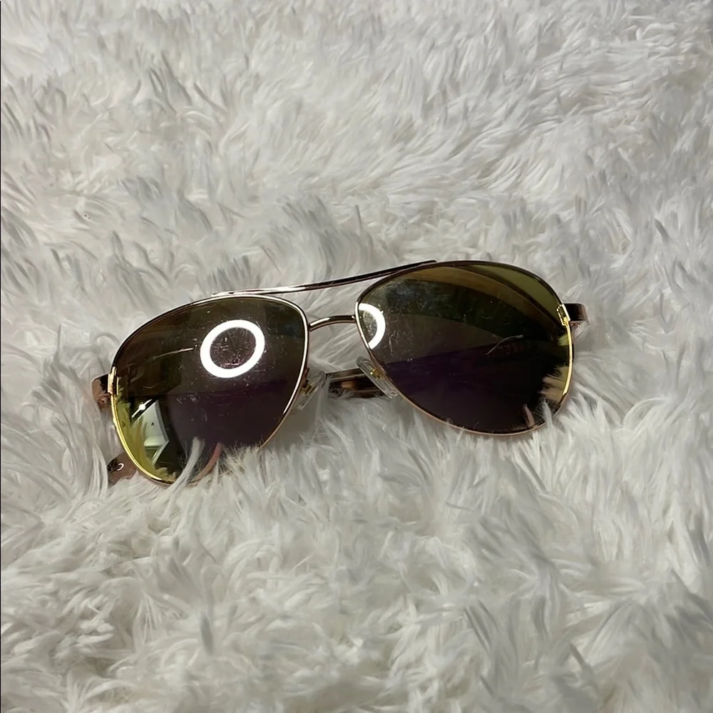 Stylish Gold Aviator Sunglasses - Picture 1 of 5